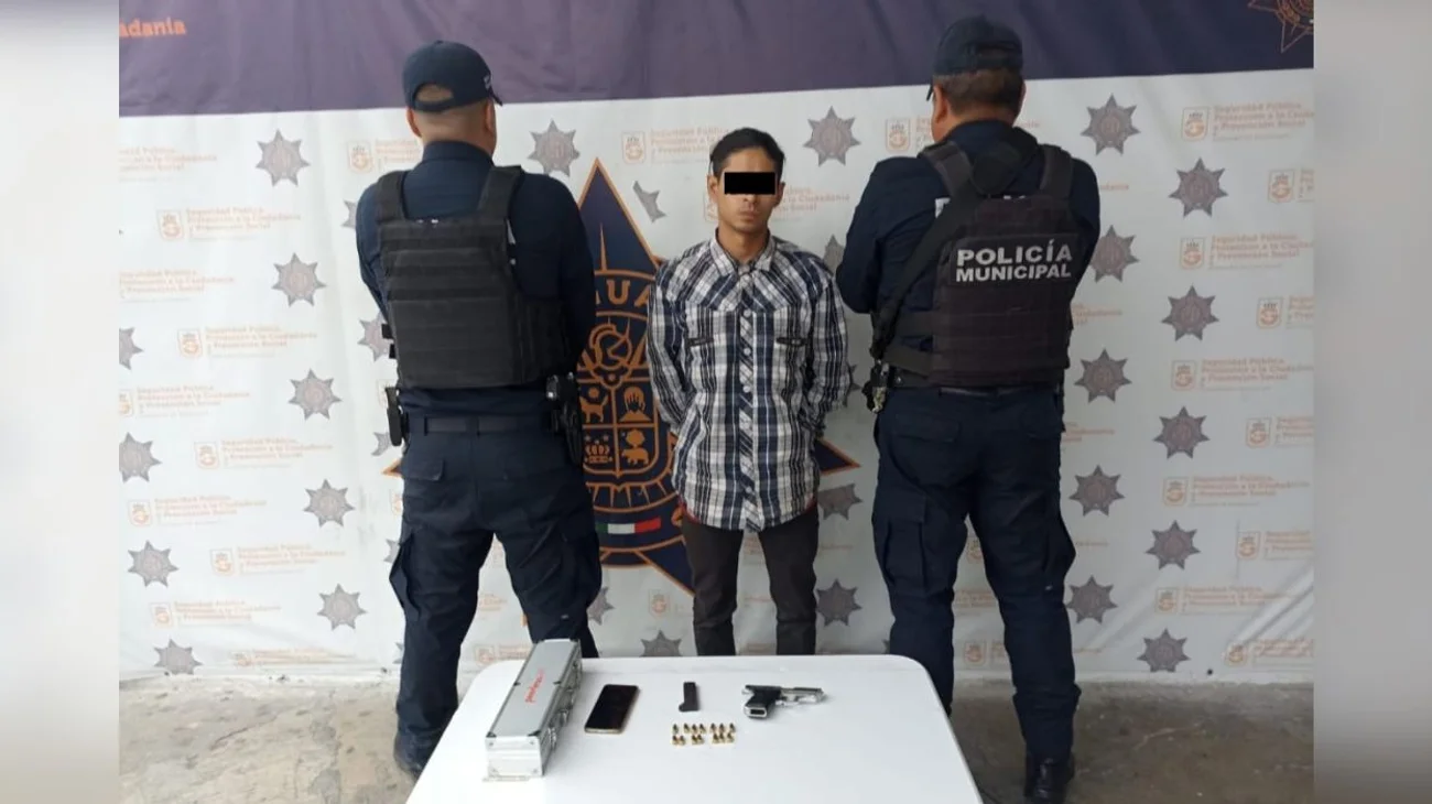 Detienen a joven armado; transportaba pistola en un maletín