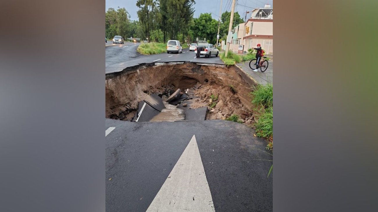 Cierran avenida por enorme socavón en Guadalajara
