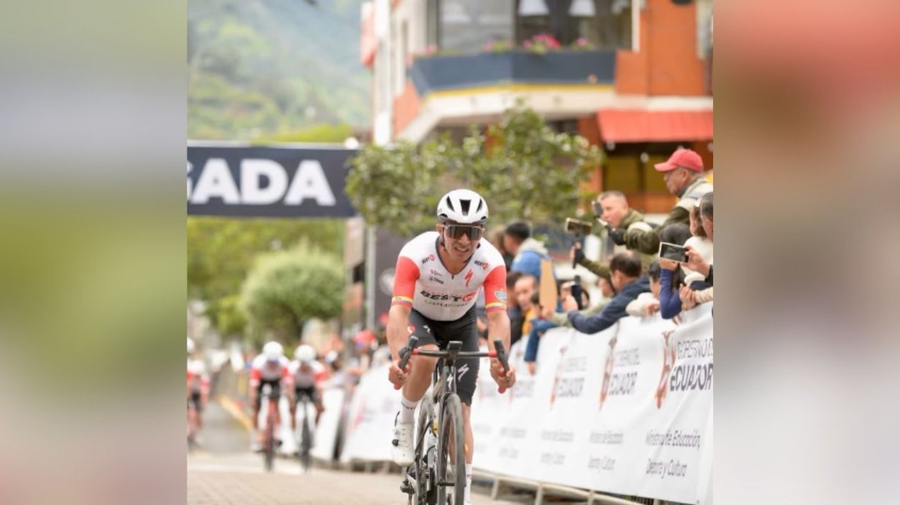 Byron Guamá gana la etapa 1 y lidera la Vuelta a Ecuador