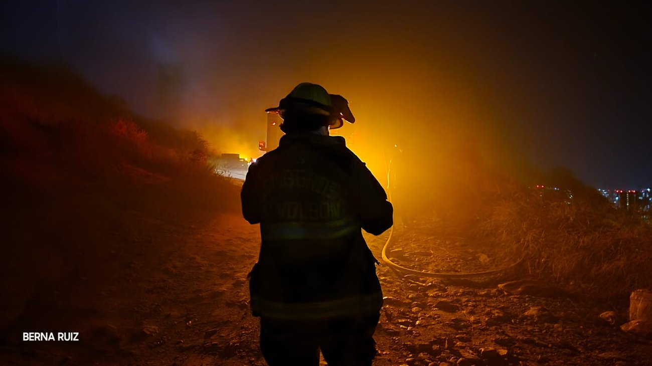 Controlan Incendio en basurero del Cerro de la Loma Larga