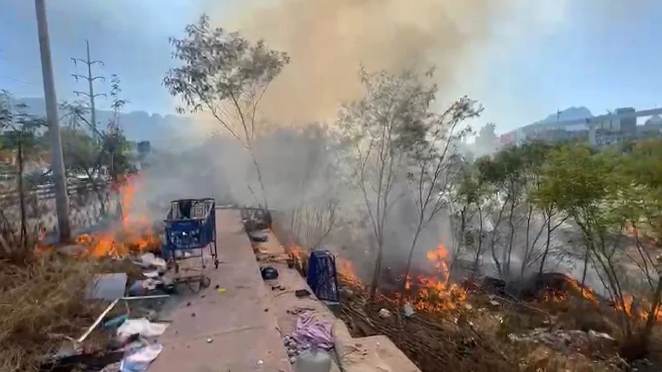 Incendio_en_el_rio_Santa_Catarina_consume_basura_y_matorrales_40c3e0f366