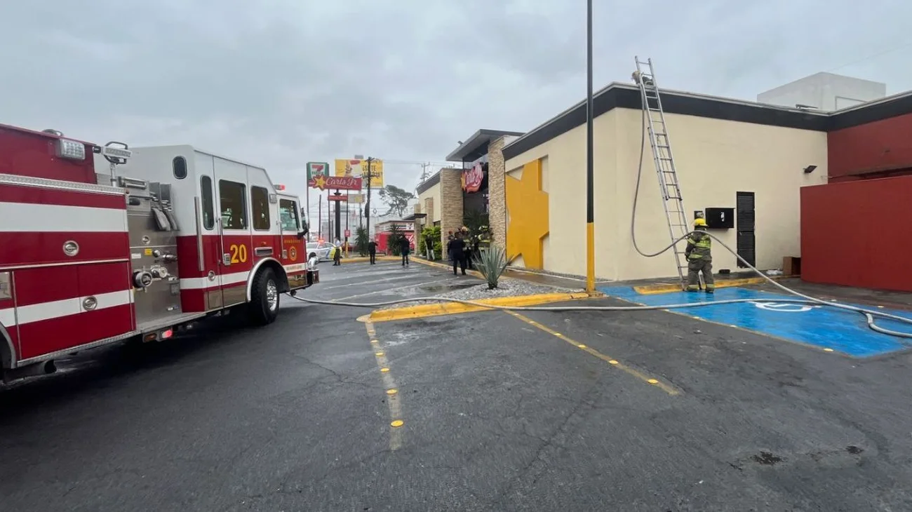 Incendio en restaurante de hamburguesas provoca evacuación