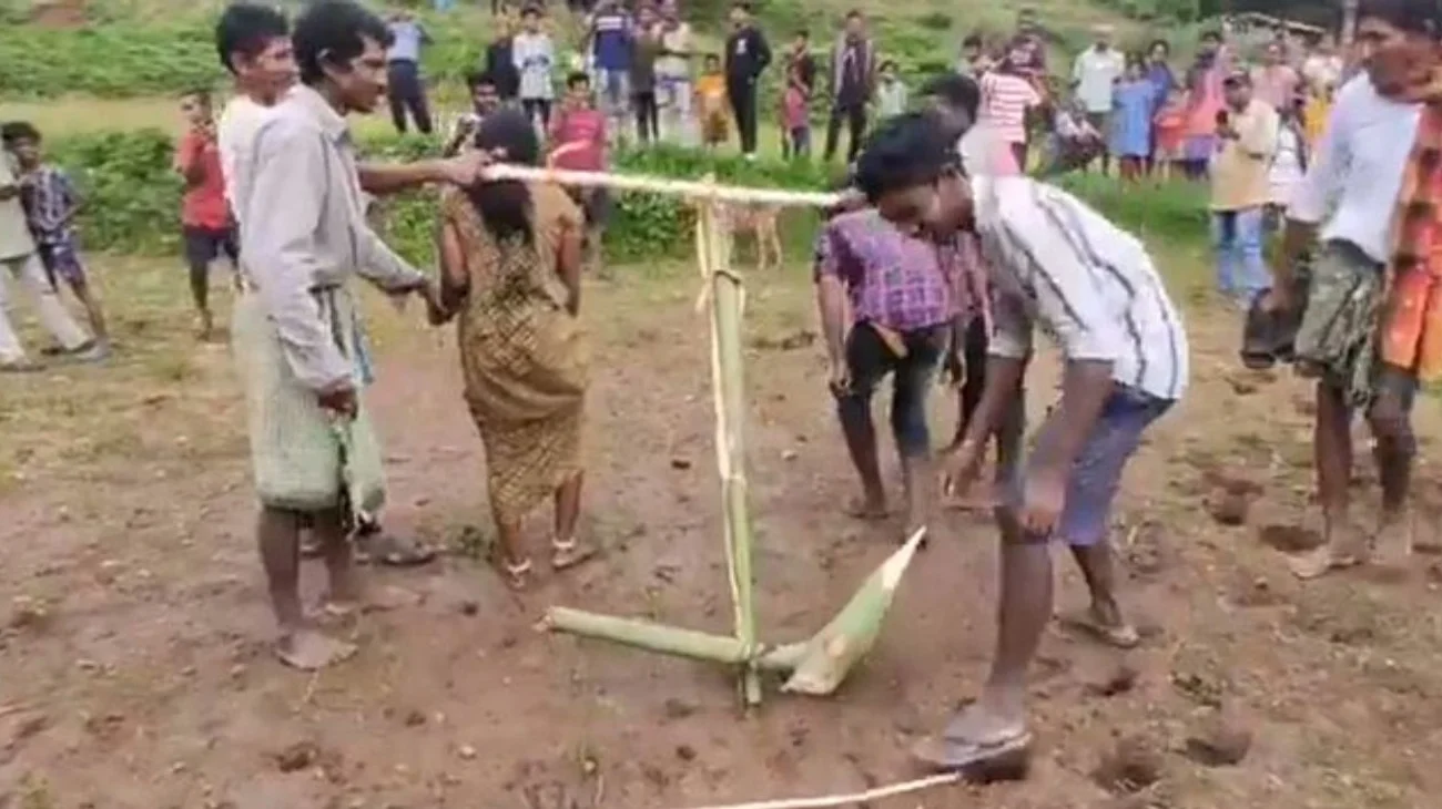 India: Pareja es castigada con yugo por casarse entre parientes