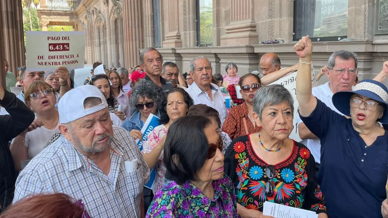 Inician plantón jubilados de Sección 50 afuera del Palacio