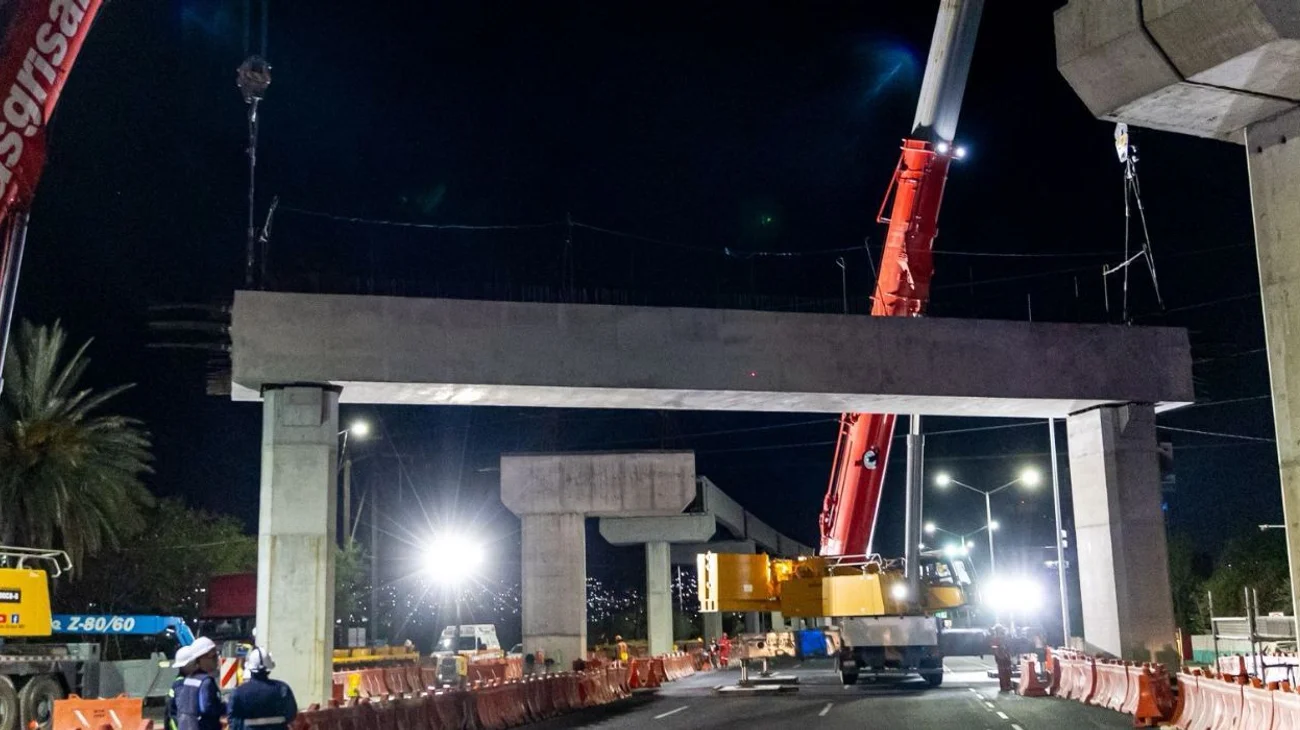  Instalan primera viga transversal de nuevas líneas del Metro 