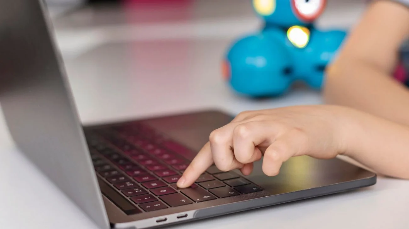 Investiga UE sitios de adultos por normas de protección infantil