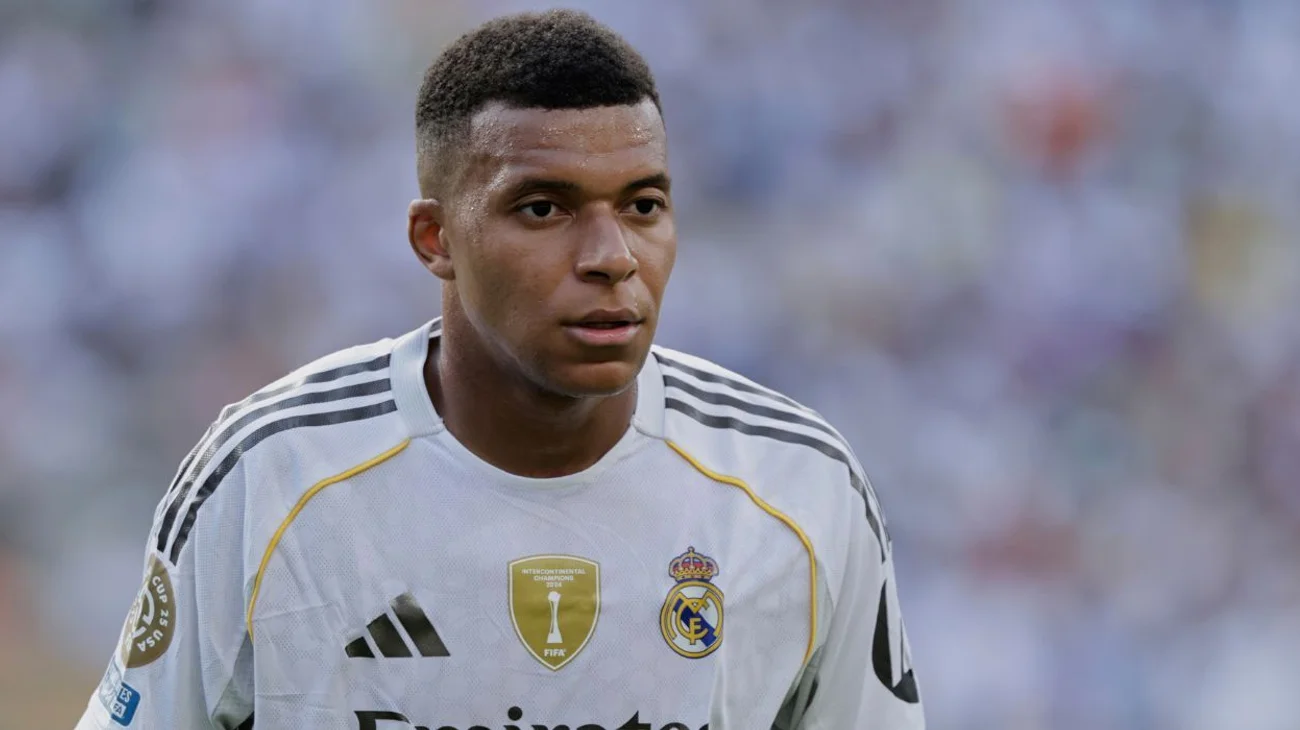 Investigan_donaciones_de_Mbappe_hacia_cinco_policias_franceses_2f57120112