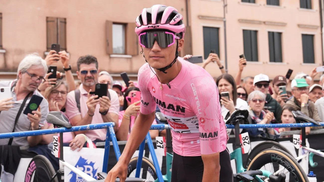 Isaac_del_Toro_a_dos_etapas_de_coronarse_en_el_Giro_de_Italia_62c6a7f318