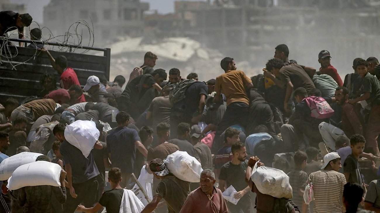 Israel mata a 62 palestinos; 15 buscaban ayuda humanitaria