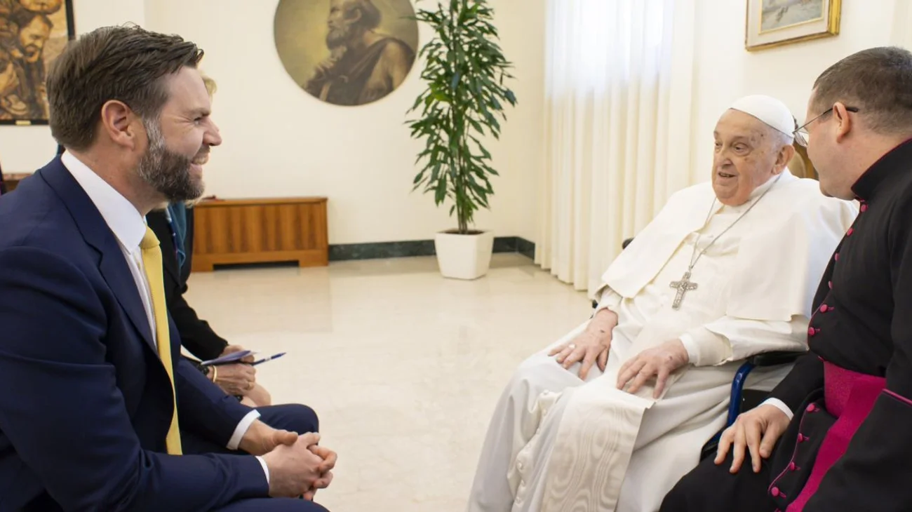 Recibe papa Francisco a JD Vance en su residencia de Santa Martha