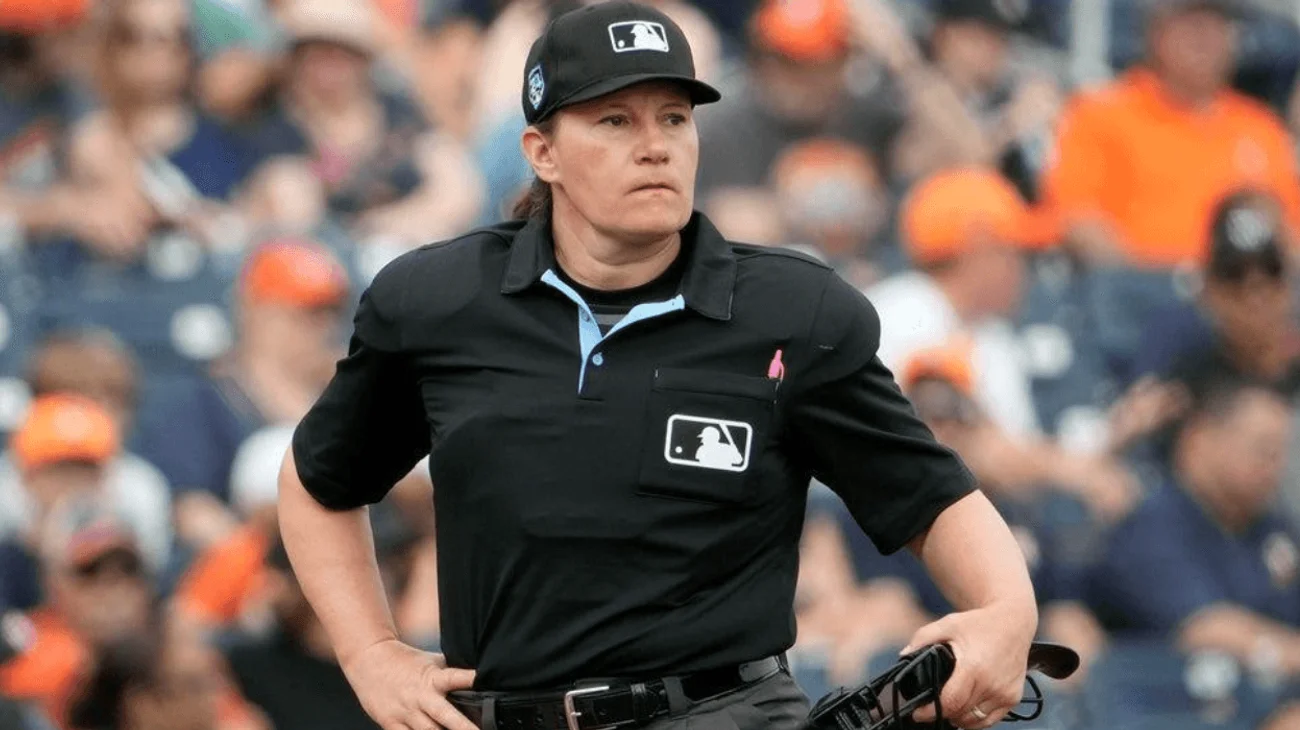 Jen Pawol se convierte en la primera árbitra en las Grandes Ligas