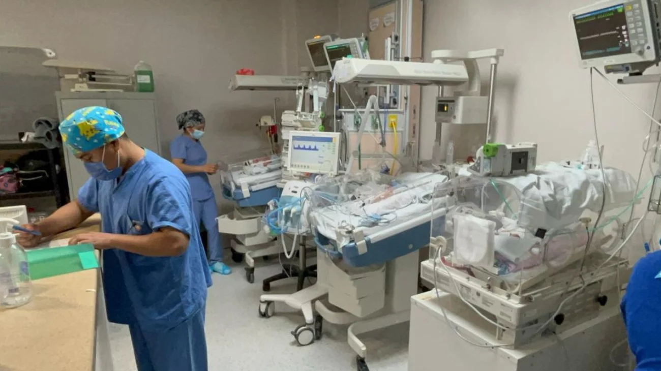 Joven madre da a luz a trillizos en hospital materno infantil