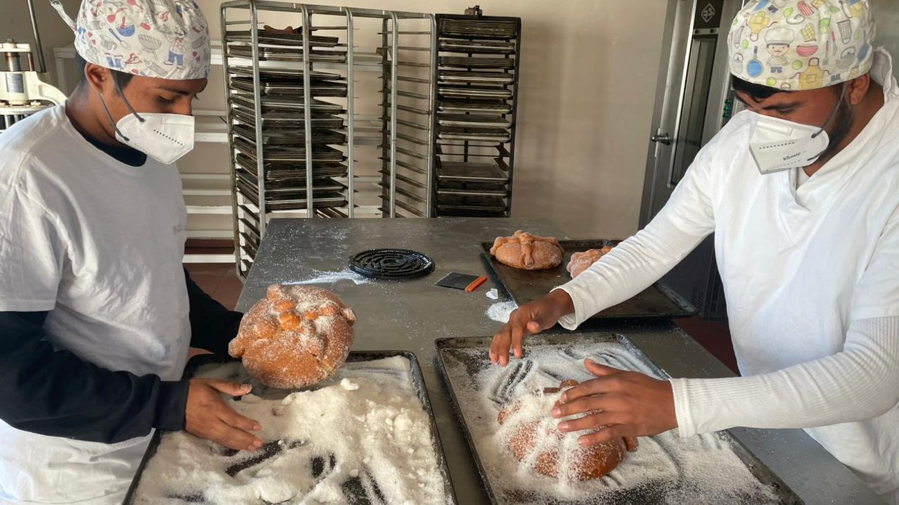 Jóvenes en rehabilitación elaboran pan de muerto