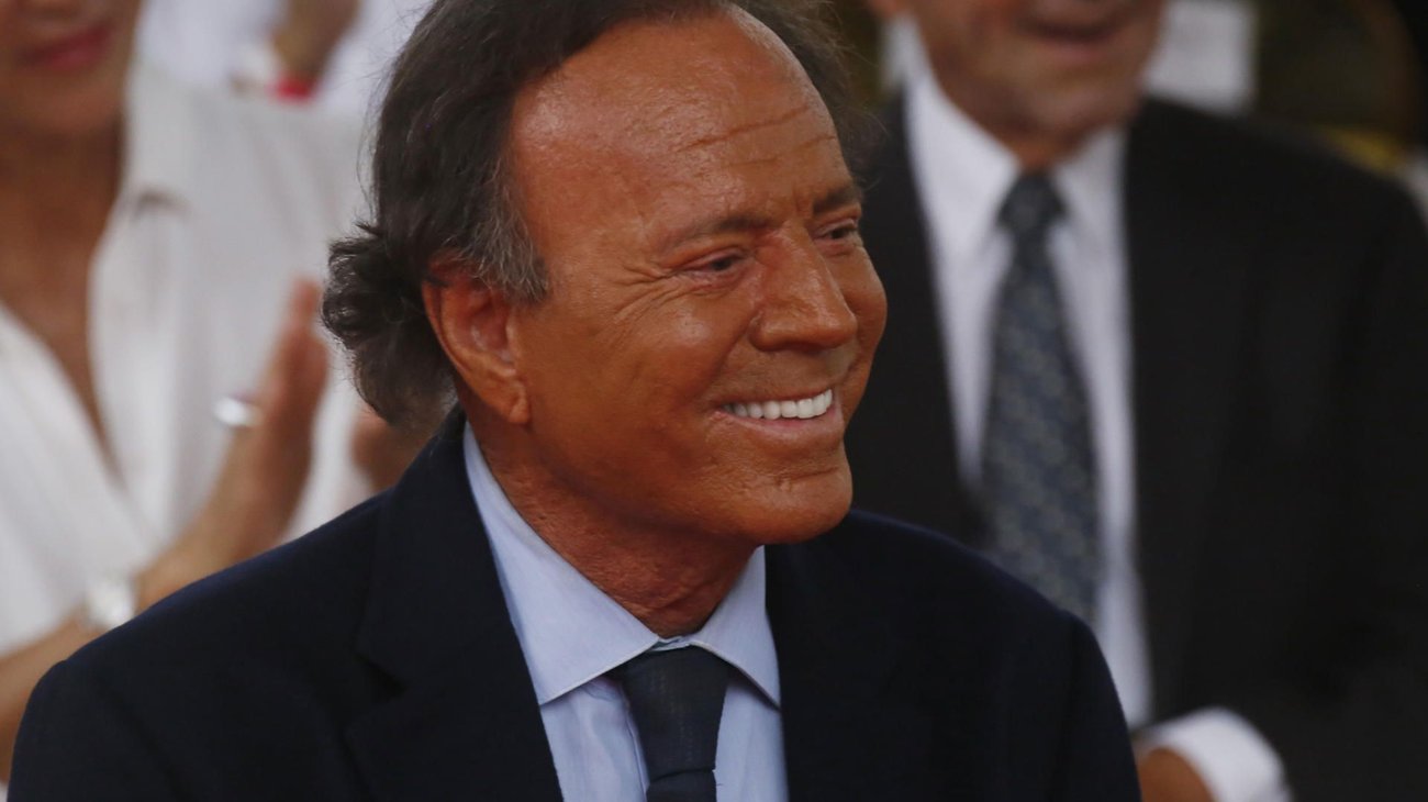 Dos exempleadas denuncian agresiones sexuales de Julio Iglesias