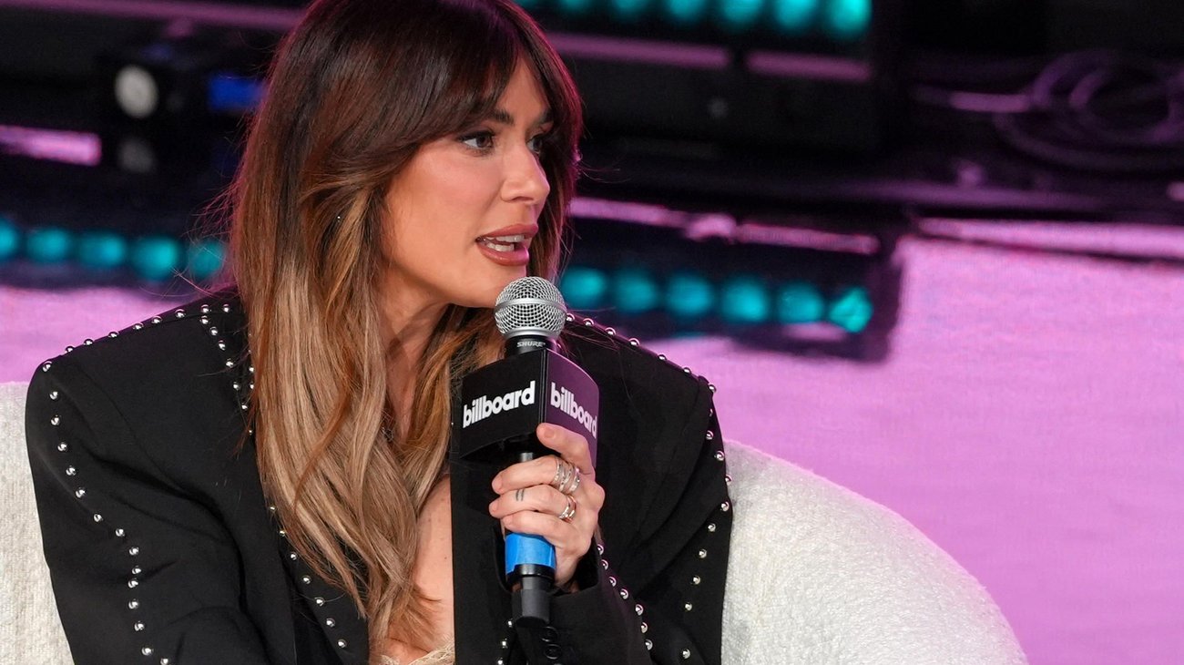 Kany García revela problema en la columna que hace que se encorve