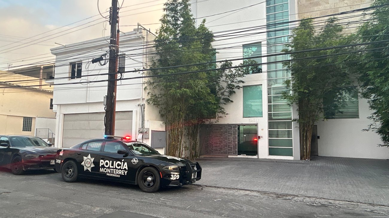 Roban laboratorio en Centro de Monterrey tras entrar por techo