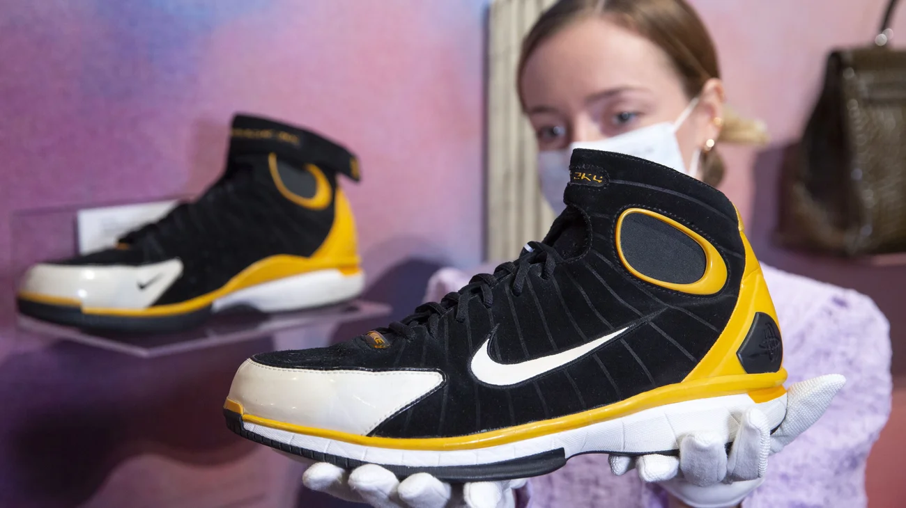 Subastan en 240,000 USD tenis del primer partido de Kobe Bryant