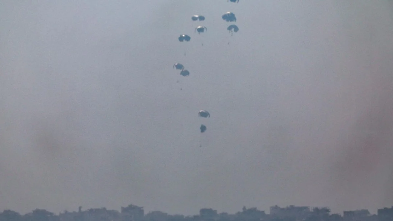 Lanzan 25 toneladas de ayuda humanitaria sobre Gaza