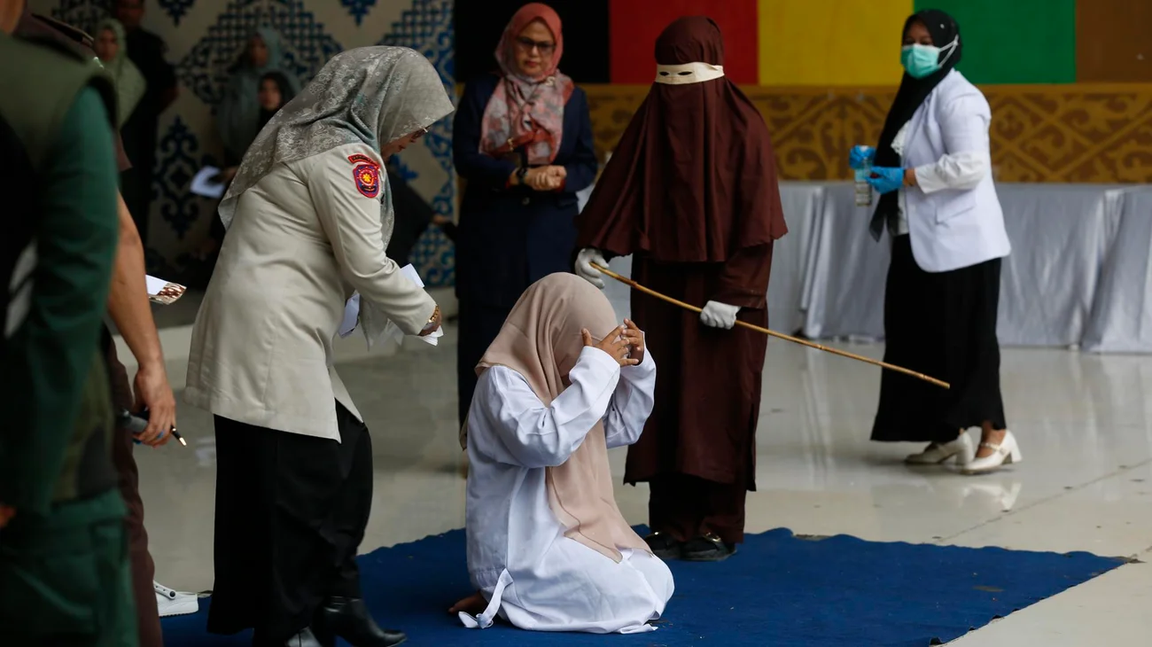 Mujer recibe 100 latigazos en público en Indonesia por adulterio