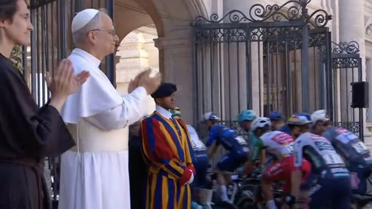 Leon_XIV_bendice_al_peloton_en_ultima_etapa_del_Giro_de_Italia_0e2b7b2542