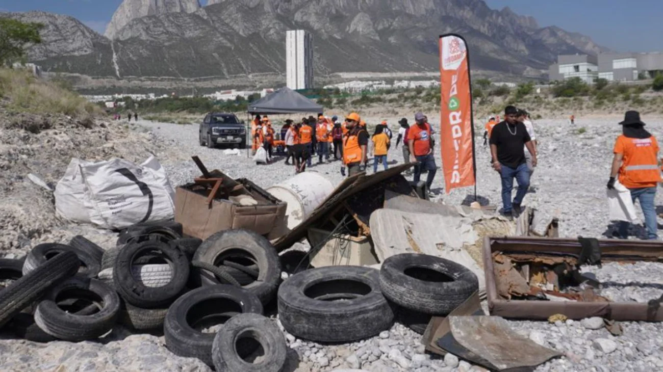 Limpian más de 2 toneladas de residuos en río Santa Catarina