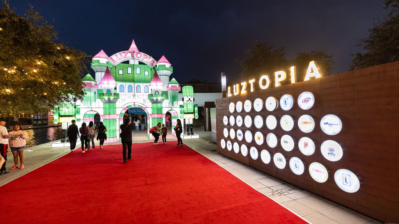 ¡Ya se siente Navidad! Inaugura Samuel García Luztopía 2025