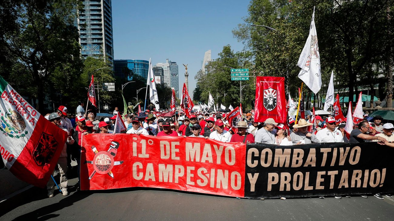 Miles de trabajadores marchan por el Día del Trabajo en México