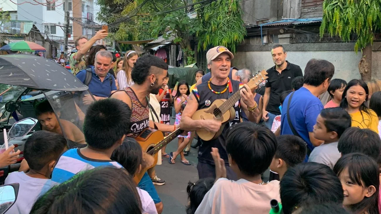 Ofrece Manu Chao concierto a afectados por un incendio en Manila