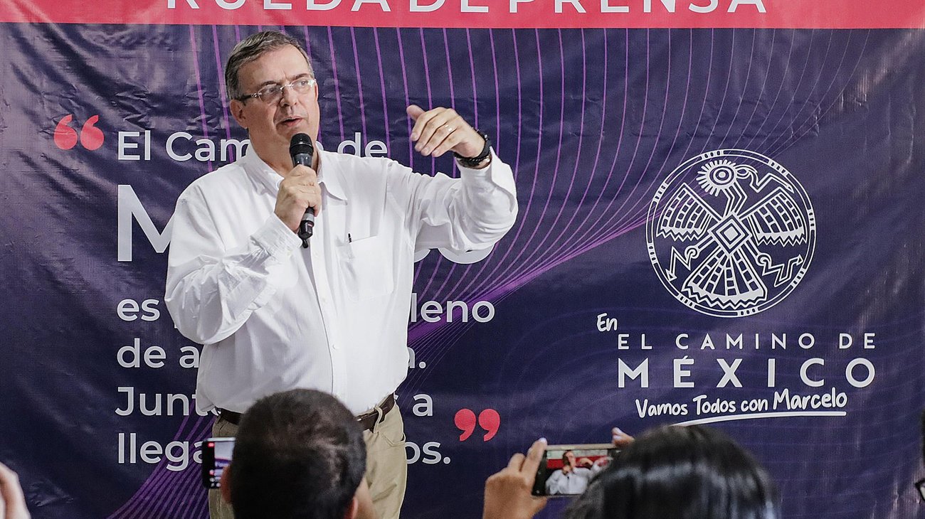 Ebrard espera resolución de queja para decidir su futuro 