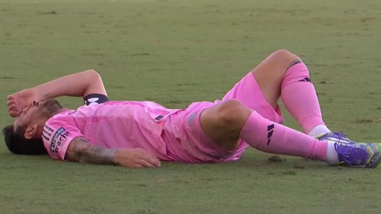 Messi se lesiona ante el Necaxa y sale al minuto 11