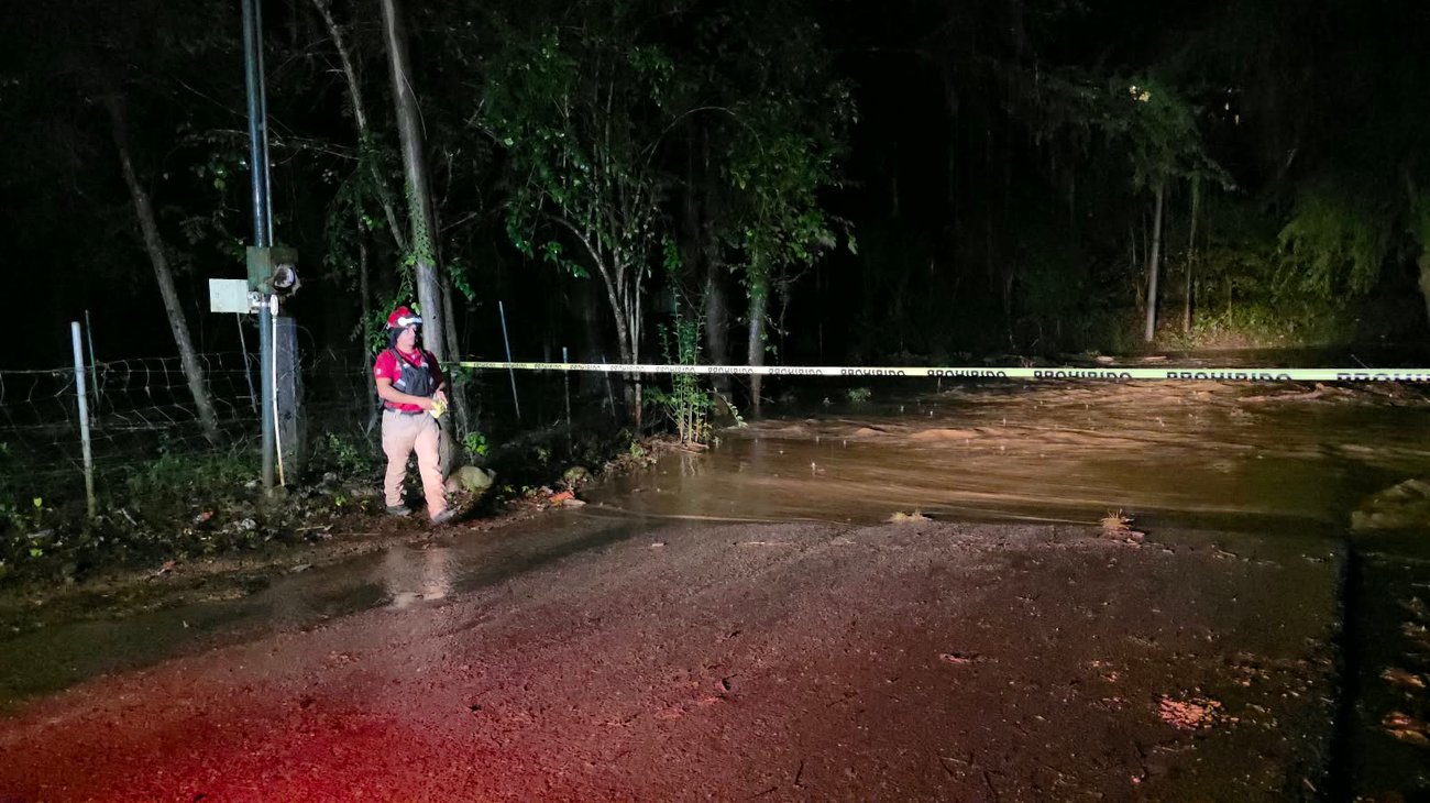Cierran puentes en Montemorelos por inundación de ríos y arroyos