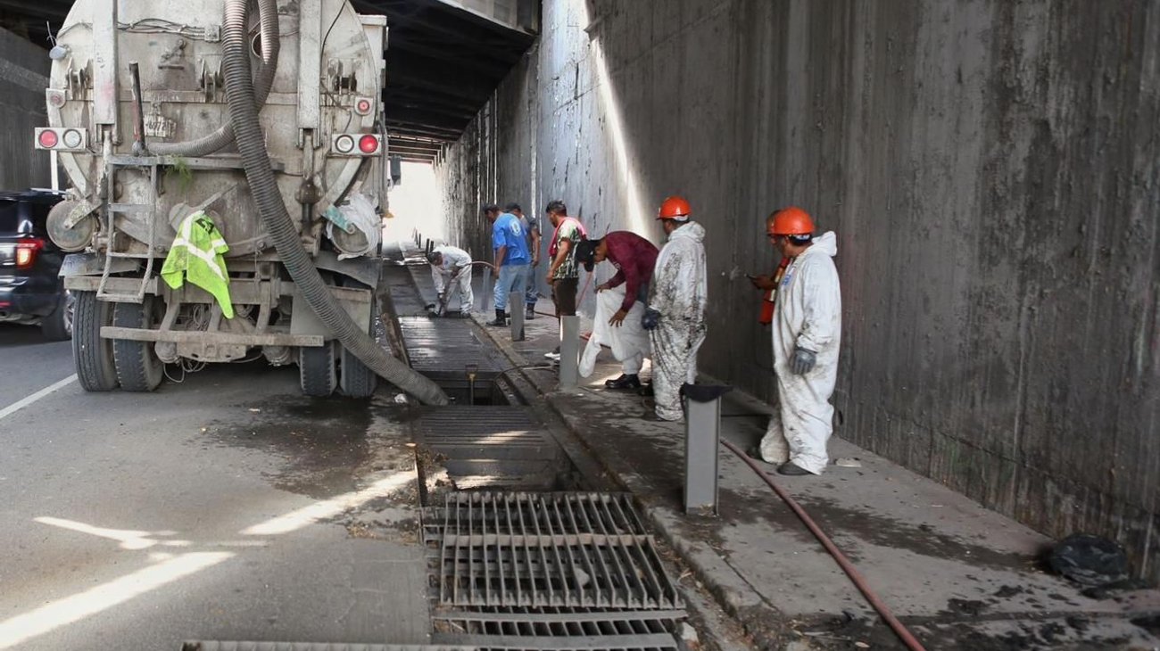 Monterrey limpia más de 2,000 rejillas para evitar inundaciones