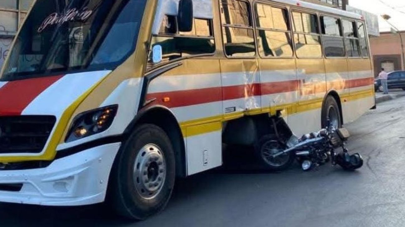 Motociclista pierde la vida tras fuerte choque con camión urbano