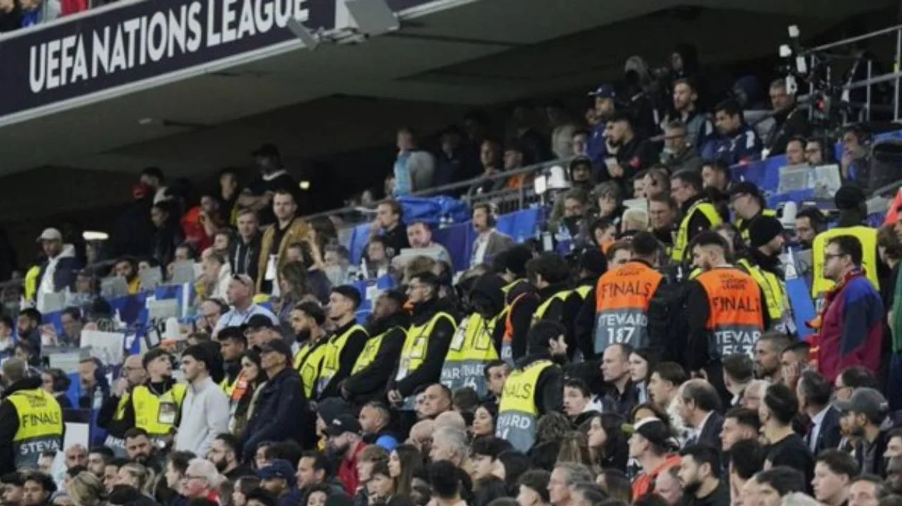 Muere aficionado tras caer de una tribuna en final de la UEFA