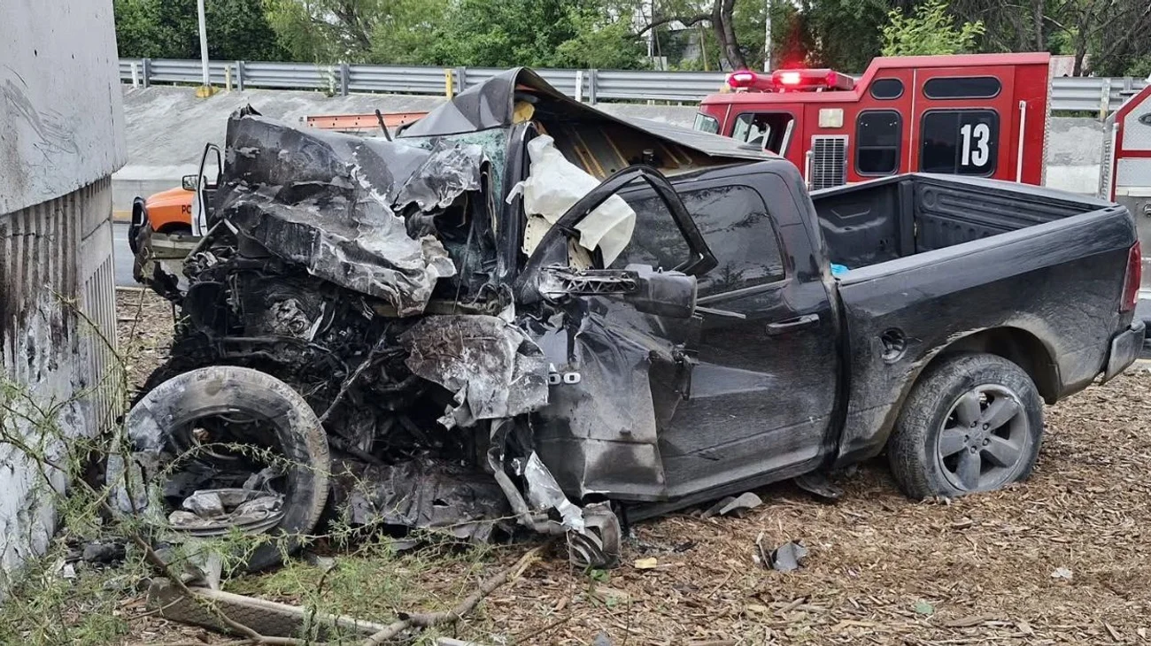 Muere conductor prensado tras chocar contra puente en Guadalupe