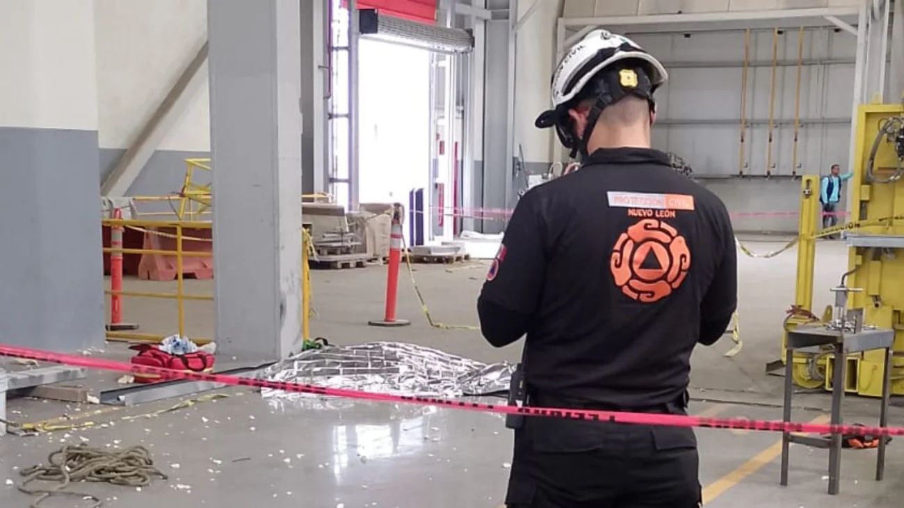 Muere trabajador tras caer 15 metros en Escobedo