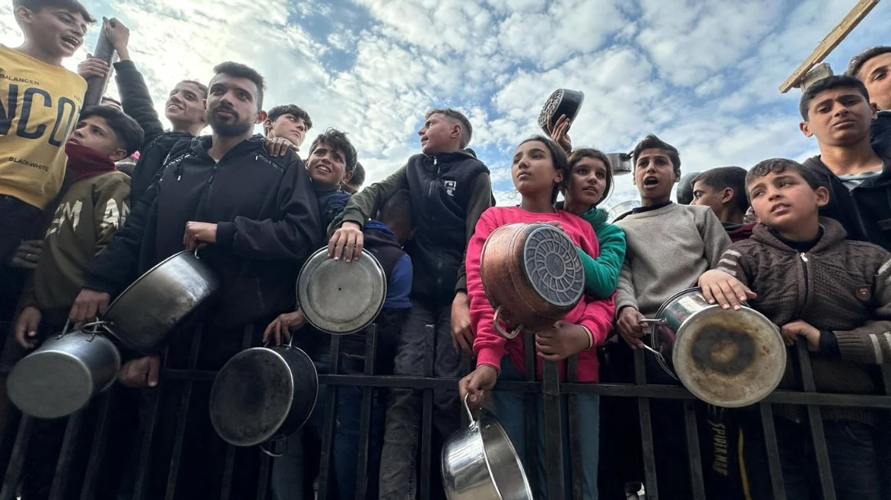 Mueren 10 palestinos cerca de un centro de alimentos en Gaza