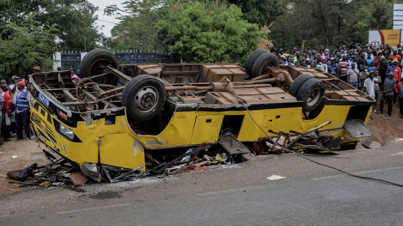 Mueren_21_personas_tras_volcadura_regresaban_de_funeral_en_Kenia_7b3cadc87c