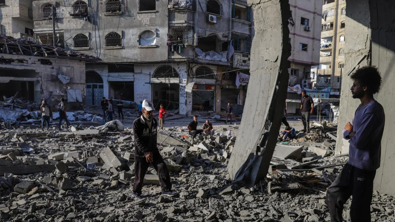 Mueren 31 palestinos tras ataque en Gaza; iban al centro de ayuda