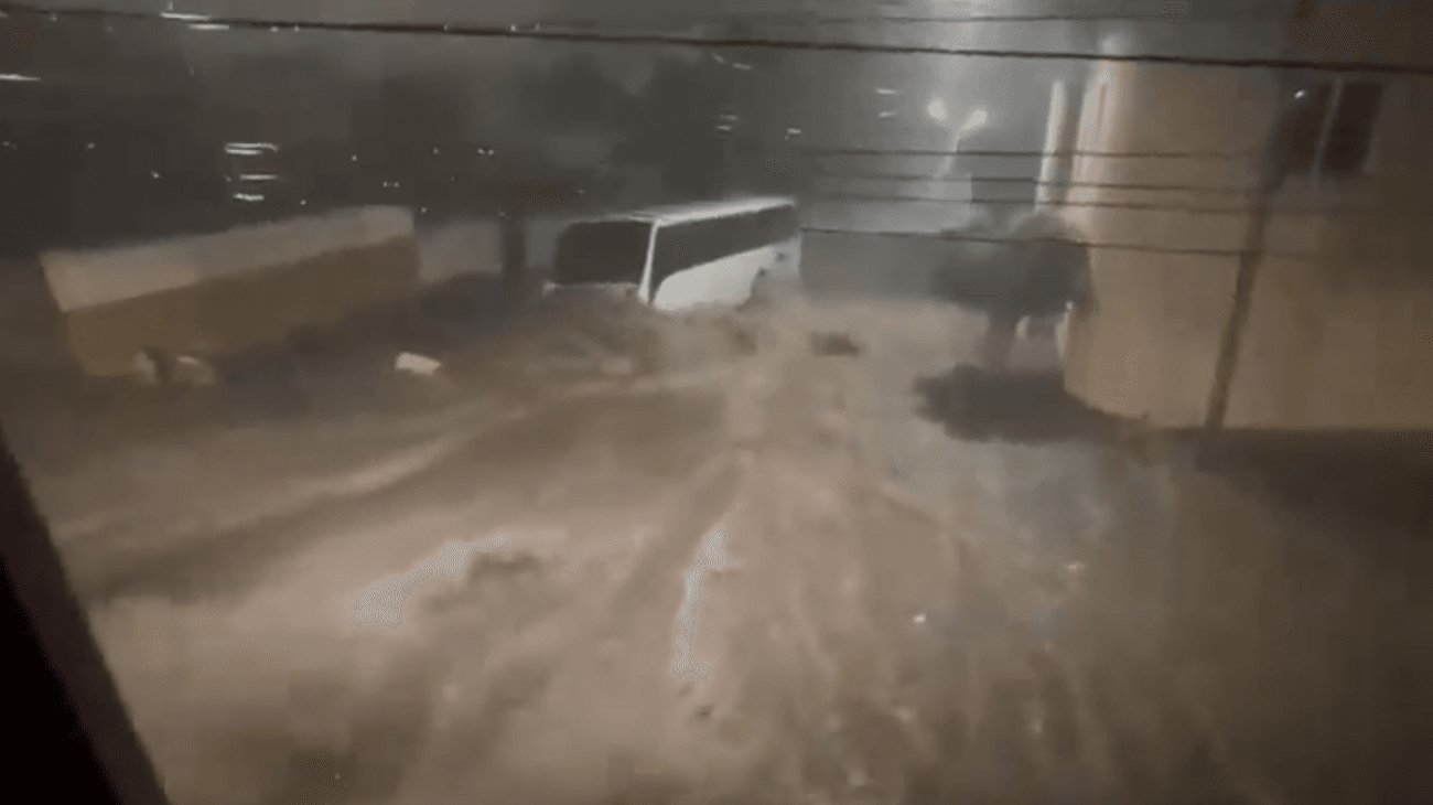 Mueren dos personas tras desbordamiento de canal en Querétaro