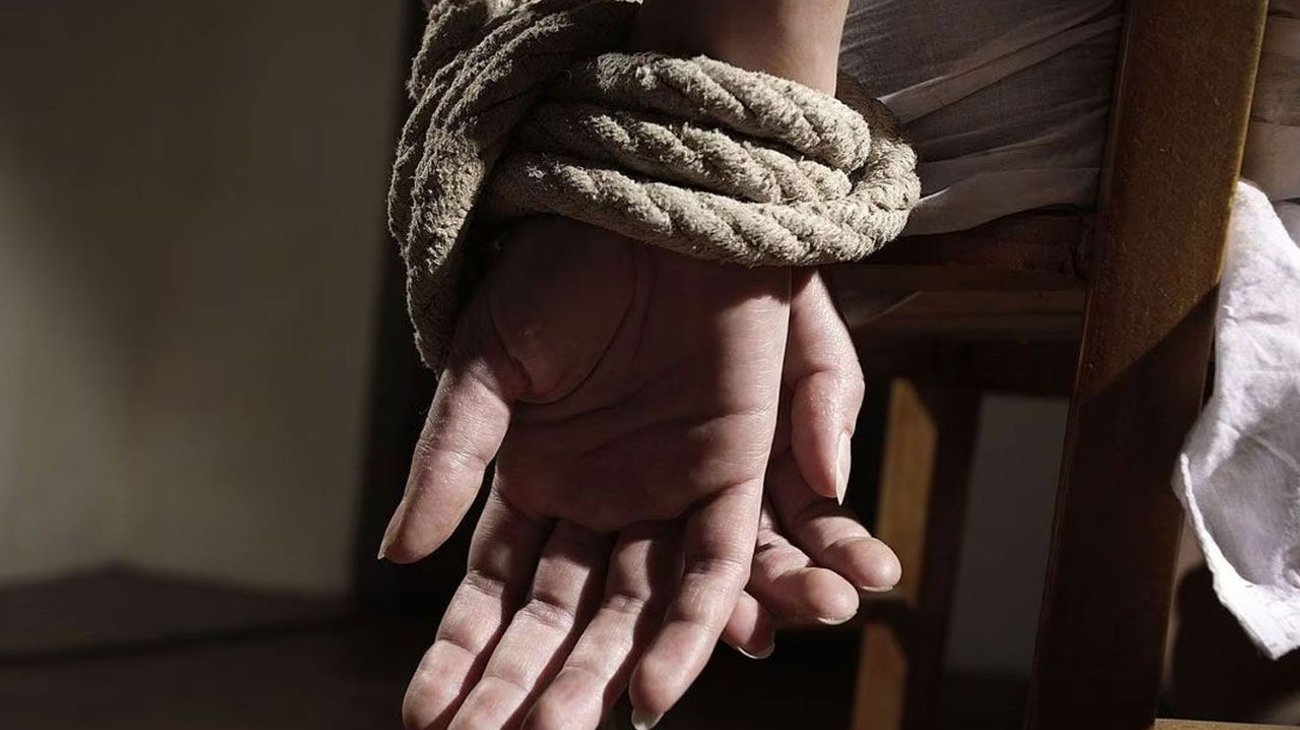 Mujer secuestrada durante 14 años logra escapar de su captor