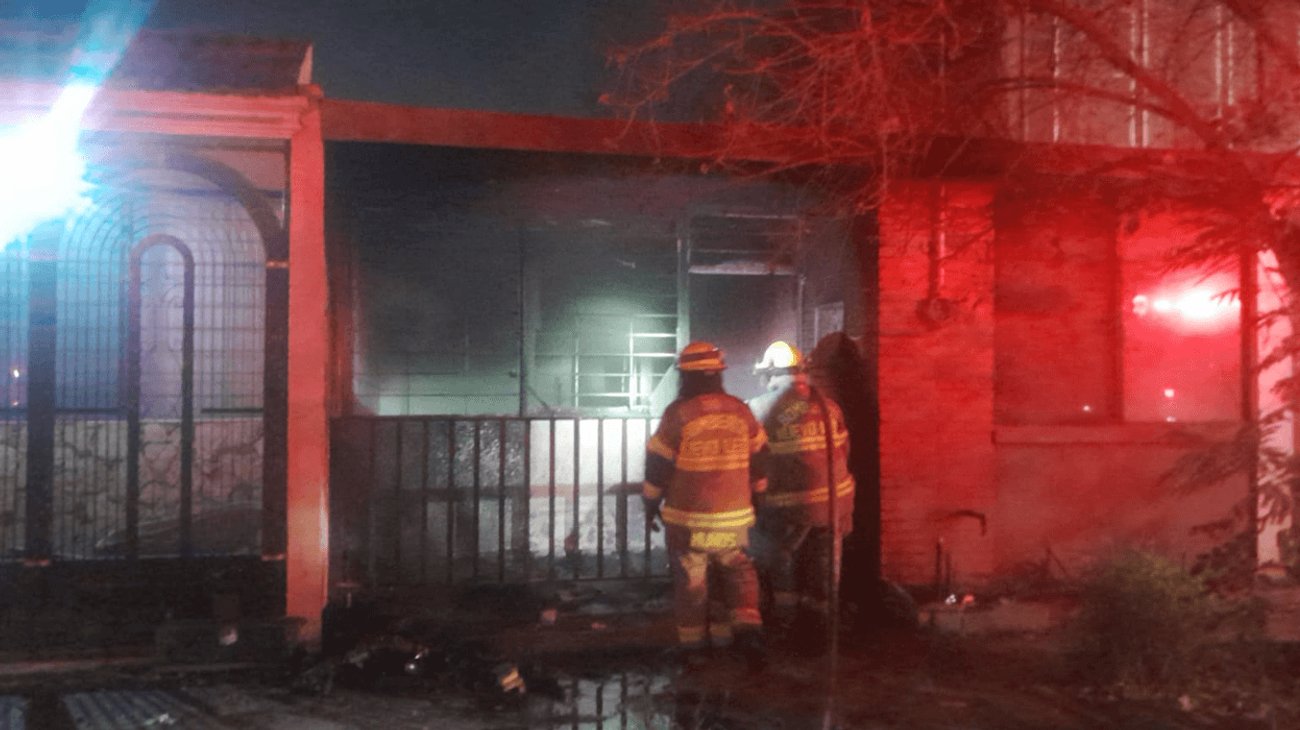 Controlan incendio provocado en casa abandonada de Monterrey