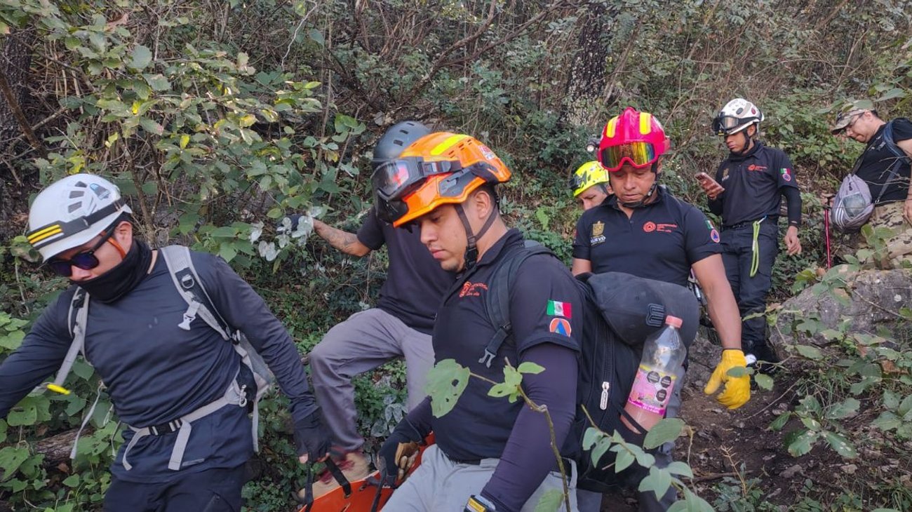 Mujer sufre fractura tras caer 20 metros en Cerro de las Mitras