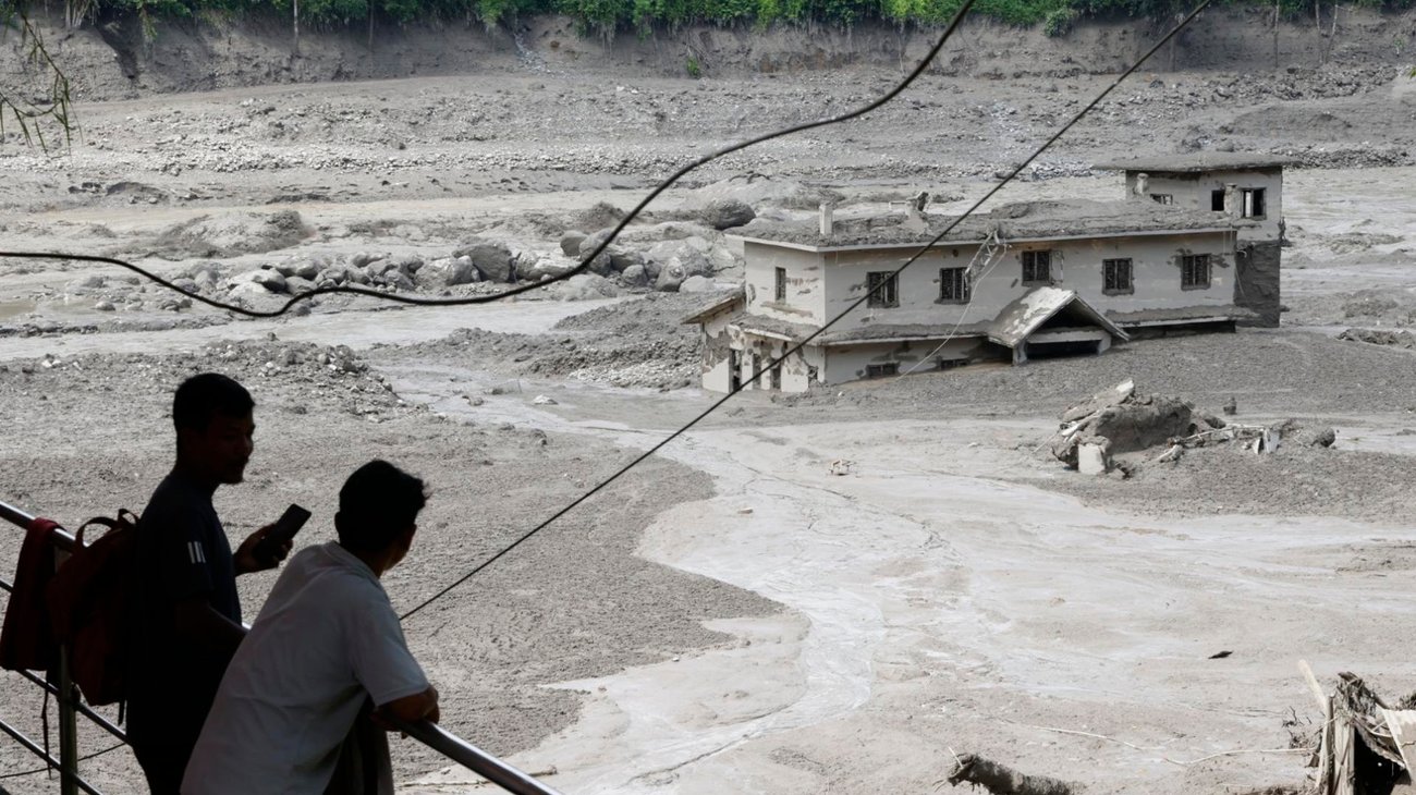 China eleva a 558 desaparecidos por riada en frontera con Nepal