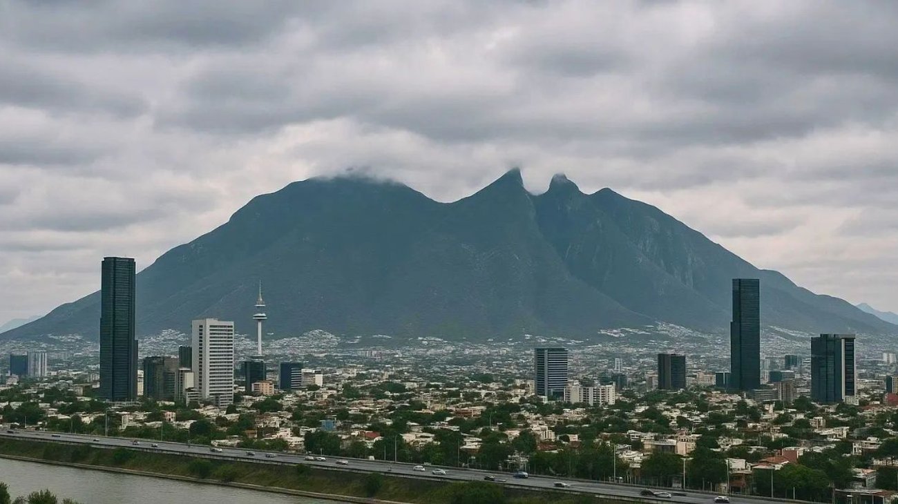 Lunes fresco y cielo parcialmente nublado en Nuevo León