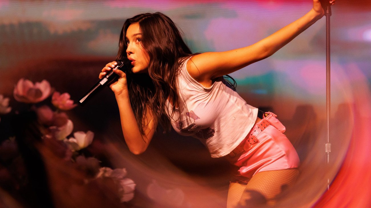 Olivia Rodrigo arranca Unraveled con flores y una tormenta