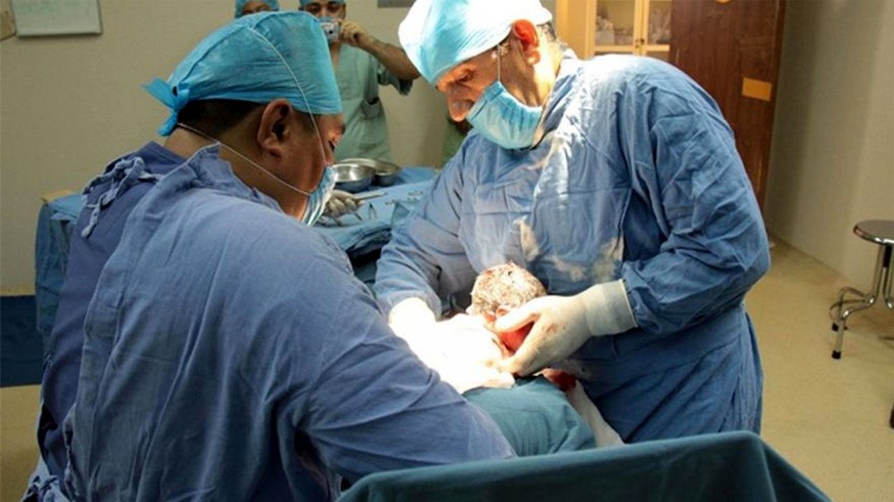 Hombre demanda a hospital porque vio cesárea de su esposa