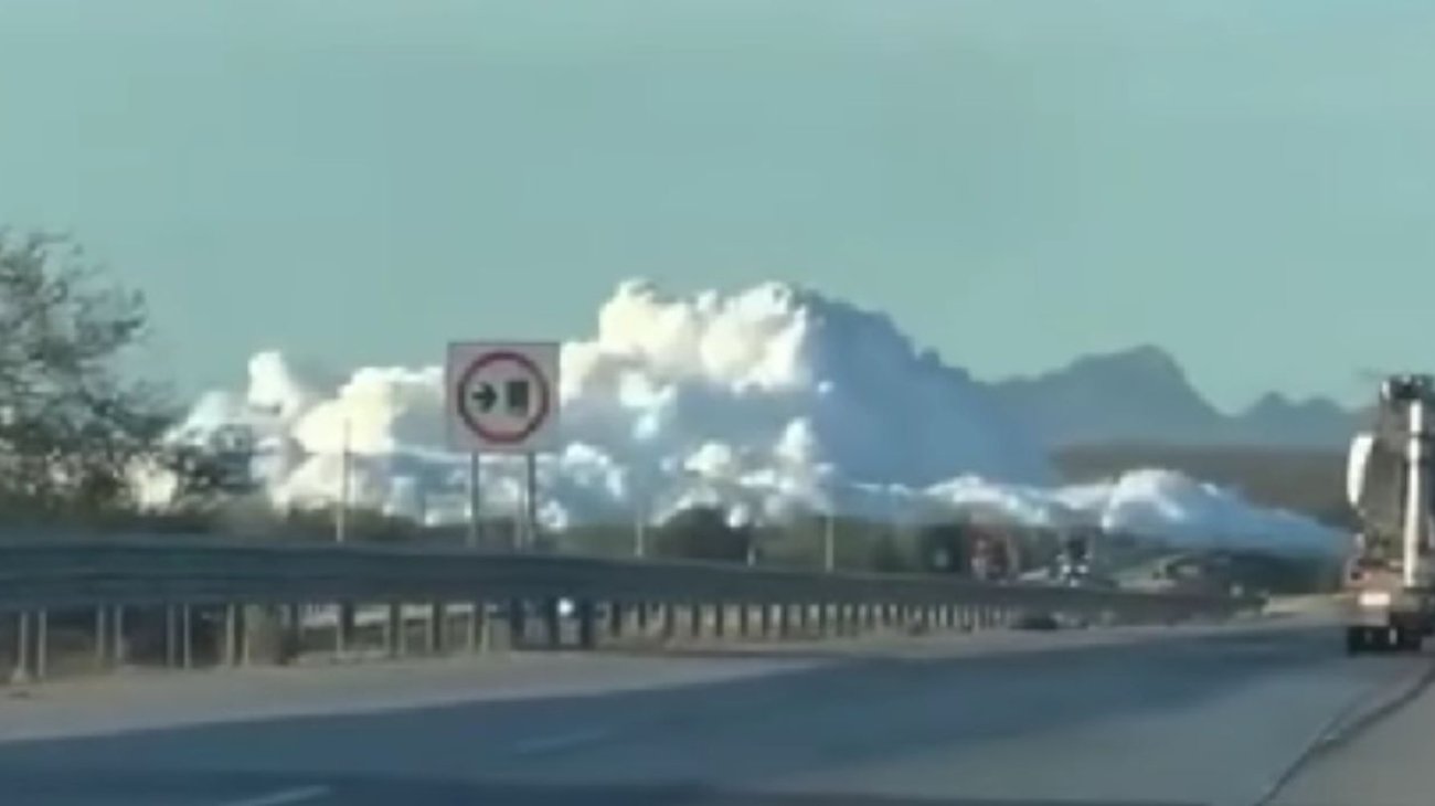 Cubre nube de amoniaco carretera en Guaymas tras volcadura