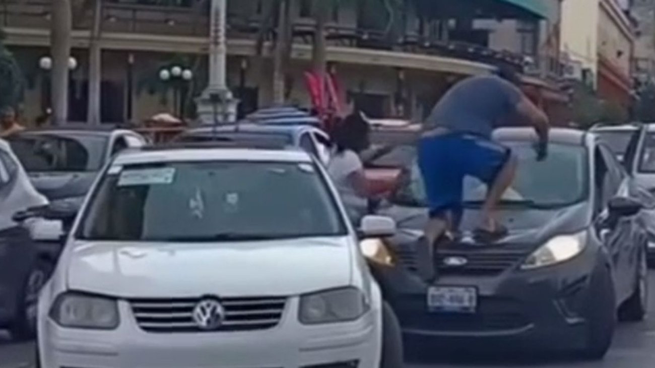 Conductor causa destrozos en pleno centro de Tampico