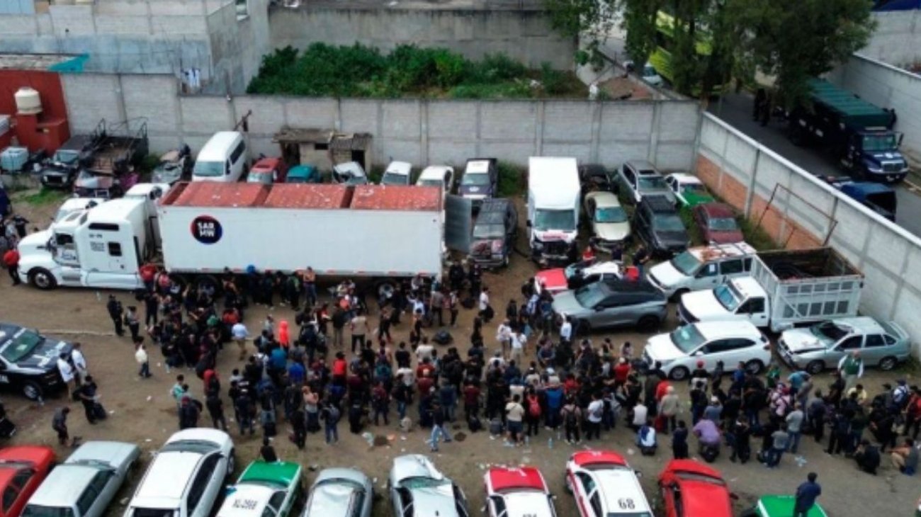 Rescatan a más de 250 migrantes hacinados en tráiler en Veracruz